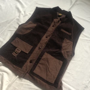 Väst  - Jättefin väst, står ingen storlek men skulle säga s-m! 