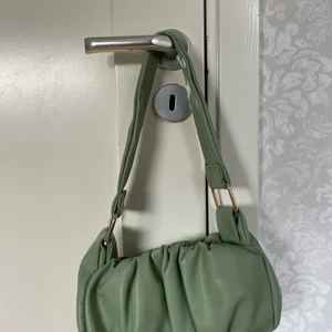 Liten handväska  - Liten jättefin grön axelremsväska från ASOS, precis som ny💕 Även denna endast använd några fåtal gånger. 