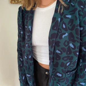 Kavaj med leoprint - Härlig kavaj från Lindex i leoprint! Storlek small och knappt använd, perfekt tunnare material till sensommaren 