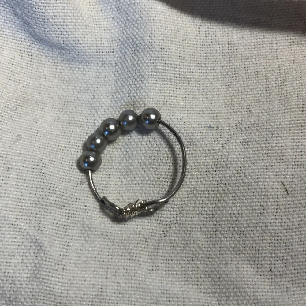 Här får ni se en fin och bra fidget ring som man kan ha i skolan om man har svårt att konsentrera sig på lektionen eller om man vill pilla med något på lektionen. Ni kan säga hur många centimeter ditt finger är i omkrets.45kr! Hoppas att ni vill köpa🥰 . Accessoarer.