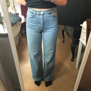 Monki Yoko mid blue jeans  - Yoko modell från monki. Storlek 26. Bra skick, dock uppsydda, så något kortare än orginalet. 