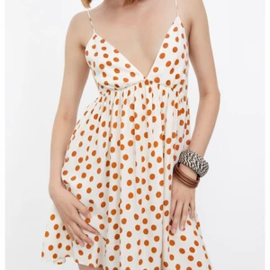 Zara klänning - Säljer denna jättefina klänning som jag aldrig användt. Storlek M