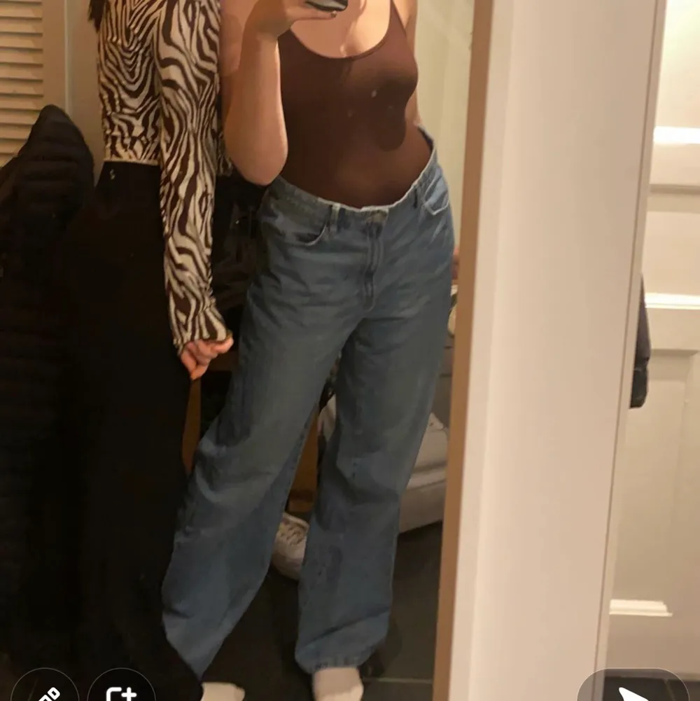 Säljer ett par baggy jeans! Jag är 170! Har oftast 38 i jeans dessa är i 40!. Farkut & Housut.