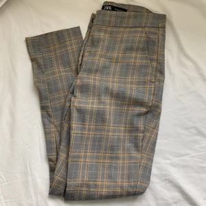 Rutiga kostymbyxor - Säljer ett par så fina kostymbyxor från zara som inte längre kommer till någon användning. Skriv privat för frågor! Frakt tillkommer<3