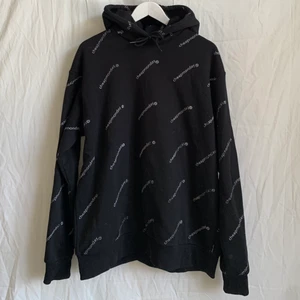 Cheap Monday hoodie! - Svart hoodie från Cheap Monday med tryck över hela tröjan. Har endast använd den vid några få tillfällen, så den är i väldigt bra skick fortfarande! Hade en litet litet hål framtill som är ihop sytt. 