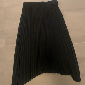 Svart Gina tricot volang kjol - Aldrig använd. Säljer pga fel storlek. Strl M