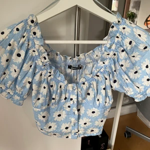 Topp - !!Lägger ut igen pga oseriösa köpare¡¡ Super söt sommar topp från Gina Tricot,, köpt förra sommaren men bara använd några fåtal gånger. Är i storlek 32 men skulle säga att den även passar 34💕 Finns bilder när jag he på mig toppen i min profil!
