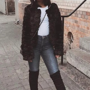 fluffig svart jacka - säljer denna svarta fluffiga jackan ifrån en butik som heter quinte. Super mysig och skönt till vintern. Inte min stil längre så därför säljer jag. Den är använd några gånger men den är i bra skick. Säljer för 250kr + frakt som är 66kr. Vid snabb köp kan jag sälja för 200kr