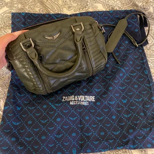 ZADIG väska  - Världens finaste gröna väskan från Zadig Volitare 🤍 kommer med dustbag, så fint skick och i mellan modellen, bara att skriva vid frågor eller mer bilder 💕💕 högsta bud: 1600kr KÖP direkt för 1800kr! 