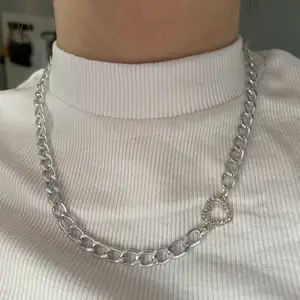 GRATIS FRAKT🤍@bladhsmycken på Instagram🦋🐬 Unikt lättsamt halsband i aluminiumkedja