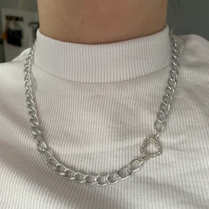 Handgjort halsband  - GRATIS FRAKT🤍@bladhsmycken på Instagram🦋🐬 Unikt lättsamt halsband i aluminiumkedja