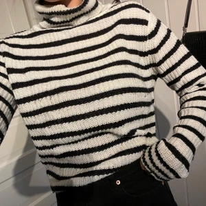 stickad randig - Svart och vit stickad tröja från bikbok, använd men i bra skick