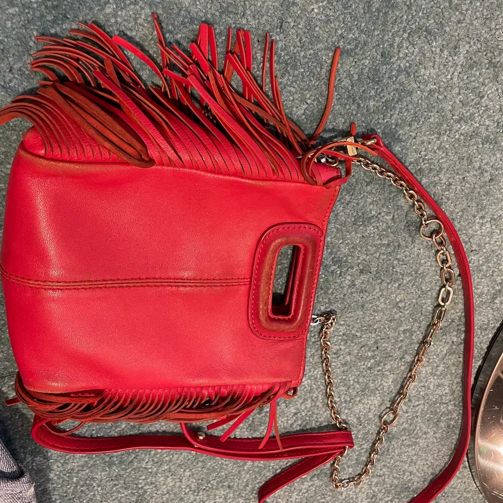 Säljer denna snygga röda maje väskan som jag köpte i New York i maje butiken! Nypris 2500kr. Skriv till mig om ni har några frågor💞💞. Väskor.
