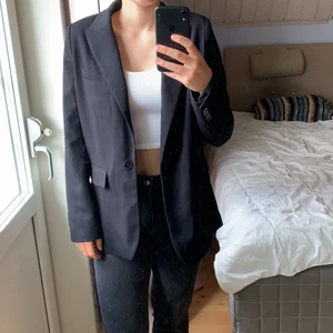 Svart kavaj - Säljer då den aldrig används! Endast använd en gång, storlek S. Riktigt bra kvalitet!