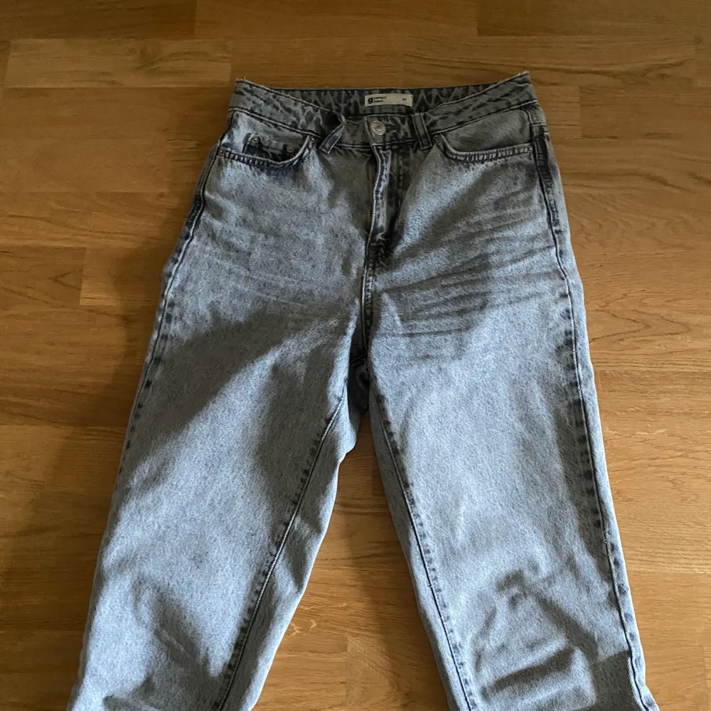 Köpte dessa för ca 1 år sedan men använde nästan bara i början. Fortfarande i bra skick men syns att de är använda då de är lite fnasiga i kanten. Säljer för att de är lite korta för mig🤍. Jeans & Byxor.