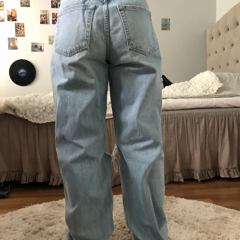 Väldigt fina jeans som inte passar längre. Köpta för 600kr men säljer för 100kr. Bra skick💕💕 Den första och andra bilden visar hur jeansen sitter på olika personer!. Jeans & Byxor.
