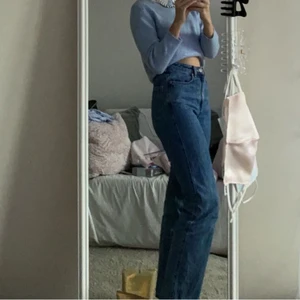 Rowe jeans - Säljer dessa rowe jeans igen weekday i storleken 25/28, de går ner till skorna på mig som är ca. 165cm, de går även att sprätta upp sömmen å då blir de ännu lite längre