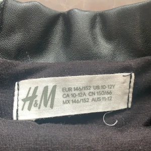 Skinn kjol  - Intressekoll på min fina skinn kjol, skit fin! Men kommer aldrig till användning högsta bud på 100 kr. Använd 1 gång. 