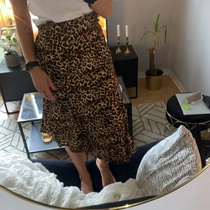 Leopardkjol - Kjol med leopardmönster från MQ. Midimodell med volang och dragkedja i midjan. Storlek M. Gott skick!