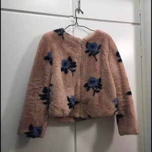 Fake fur jacka - Rosa blå blommor dragkedja. Jättefin men tyvärr för liten för mig nu