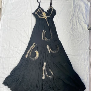 Klänning - Skit fin fluffig klänning med flera olika detaljeringar! 