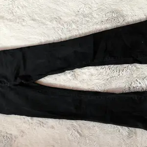 Säljer svarta fina bootcut jeans som inte kommer till användning mer eftersom dom är för små. Dom är i bra skick och är i storlek 152.  Kostar 200kr+45 kr frakt🌸🌸🌸 köpta för 400kr🌺🌺