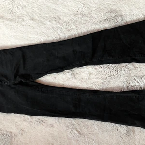 Svarta jeans - Säljer svarta fina bootcut jeans som inte kommer till användning mer eftersom dom är för små. Dom är i bra skick och är i storlek 152.  Kostar 200kr+45 kr frakt🌸🌸🌸 köpta för 400kr🌺🌺