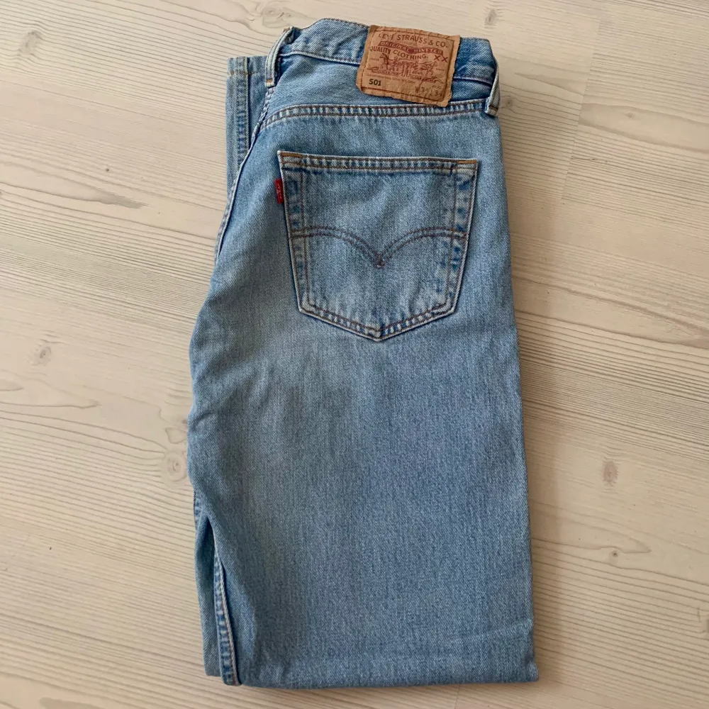 Fina vintage levis 501 jeans! Passar mig som är 27 i storlek. Men är lång, 177, så de är tyvärr lite korta på mig. Jeans & Byxor.