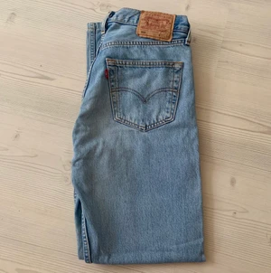 Levis 501 jeans - Fina vintage levis 501 jeans! Passar mig som är 27 i storlek. Men är lång, 177, så de är tyvärr lite korta på mig