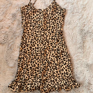 Omlottklänningen med volanger - Säljer denna fina lejopartkläning med omlott och volanger eftersom den tyvärr har blivit för liten för mig🌸🌸Den är i bra skick är i storlek 32. Köparen står för frakten. 75kr +45kr frakt🌺🌺🌺