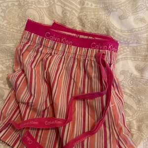 Shorts Calvin Klein  - Säljer super söta pyjamas short från Calvin Klein storlek Xs! Billigt pris därefter ingen användning!!! ❤️❤️❤️ 50+ frakt