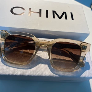 CHIMI Eyewear solglasögon  - Lägger ut igen PGA oseriös köpare. Säljer ett par Chimi solglasögon i modell 04, färg Ecru.. ej använda! Kan hämtas i Örnsberg eller skickas mot fraktkostnad. Köp direkt 600kr+frakt. SE MINA ANDRA ANNONSER OCKSÅ!