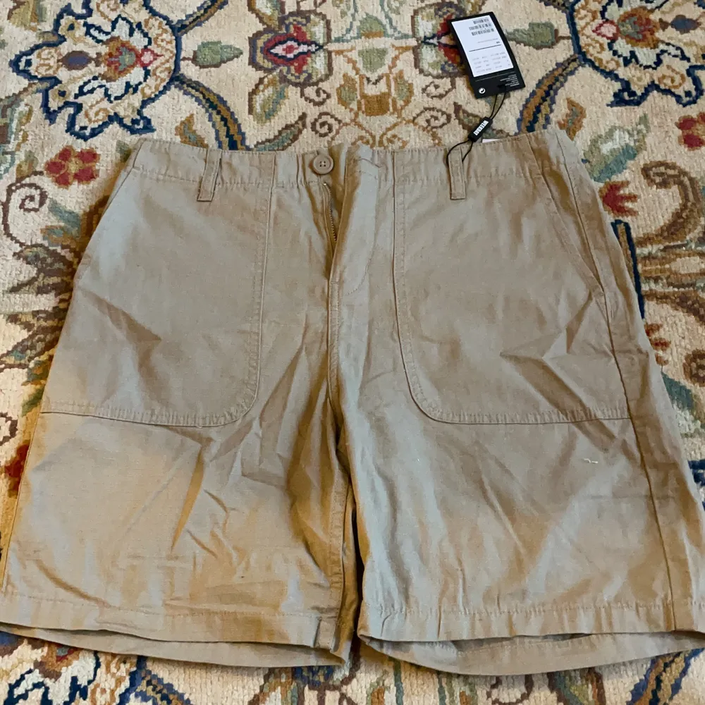 Beige weekday shorts storlek 46, aldrig använda lappen kvar, säljes då dom är för små. Midjemått 39cm, längd 45cm. Shorts.
