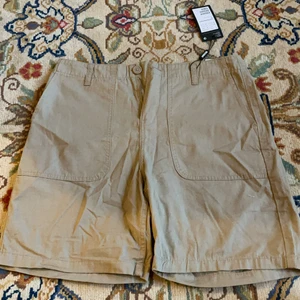 Beige Weekday shorts w31 - Beige weekday shorts storlek 46, aldrig använda lappen kvar, säljes då dom är för små. Midjemått 39cm, längd 45cm