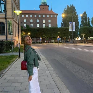 Grön skinnjacka  - Säljer denna jättefina gröna skinnjackan där Frida tordhagen har designat den med NA-KD. Säljs inte längre och helt oanvänd. Jättefin nu till hösten med denna fina gröna färg. Köparen står för frakten!!!