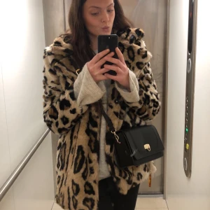 Jacka, Fake päls i leopardmönster - En tjockare höst/vinter jacka i storlek 38, sitter som den ska och bra passform.  Använd fåtal gånger. 