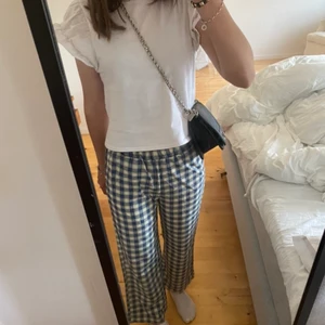 Rutiga byxor i storlek 38/M - Ett par helt oanvända rutiga byxor som tyvärr ej kommit till användning, men som jag hoppas att någon annan kan få glädje av!💘🦋💞