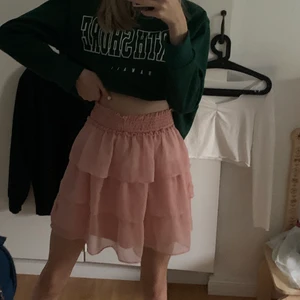 rosa volangkjol - Hej, säljer nu denna jätte fina kjol från HM i strl Xs, den verkar inte finnas kvar på hemsidan. Säljer den pga att jag inte har använt den, så i väldigt fint skick. 180kr+ frakt 45kr