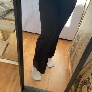 Kostymbyxor monki - Byxor från monki, utsvängda 