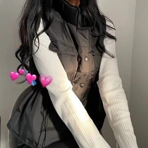 Väst från notyourhoneylabel - Funderar på att sälja min väst som jag köpte i våras! använde den några få gånger i vår men insåg att det inte var min stil. jätte fin väst som man kan spänna in i midjan eller spänna av så den blir ”rak”. Slutsåld på hemsidan och kommer ej komma in i lager igen! Köptes för 699kr. 