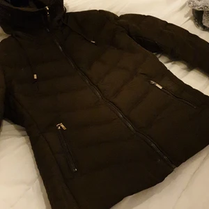 Vinterjacka - VINTERJACKAN är Snygg, skön o absolut inte ANVÄND så många ggr.