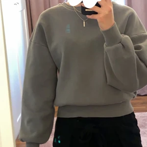 Grå sweatshirt  - Grå sweatshirt i storlek xxs! Fint skick, köparen står för frakten eller möts upp i Örebro! Om fler är intresserade blir det budgivning från 150kr eller köp direkt för 200