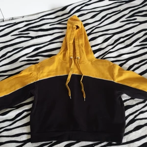 Hoodie - En hoodie som är kort i magen med fullånga ärmar. Använt skick utan skador. Tvättas innan den skickas. 