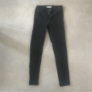 Jeans - storlek small sitter tight och snyggt