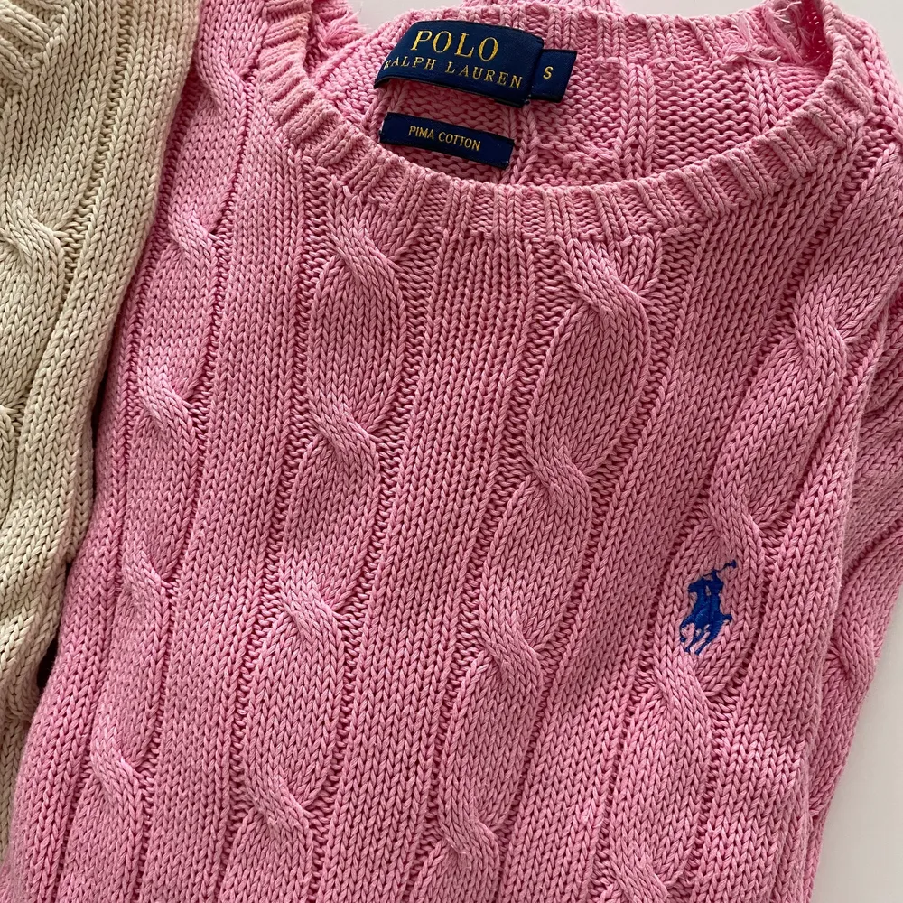 Säljer 3 styckna kabelstickade tröjor från Ralph Lauren. 1 turkosblå i storlek M (SÅLD!!), 1 beige i storlek M och en rosa i storlek S (SÅLD!!) Frakt tillkommer!! Nypris på tröjorna är ca. 1300 och de är använda men fortfarande i gott skick 💘 Skicka meddelande för fler bilder!. Tröjor & Koftor.
