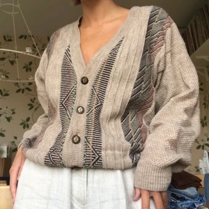 Mysig kofta! - Mysig kofta i riktigt 90-talsstuk! Snygg både stängd och öppen!☺️ Köpt secondhand och använd av mig ett fåtal gånger så i fint skick!💞