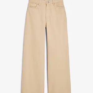 Säljer mina yoko jeans från Monki. De är i färgen beige och är i storlek 26 (dragit ihop sig något). Nypris är 400kr och jag säljer för 100kr. Exklusive frakt.  