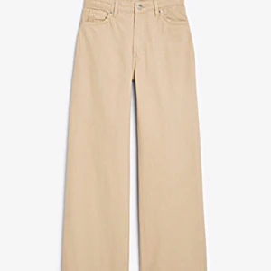 Yokojeans från MONKI - Säljer mina yoko jeans från Monki. De är i färgen beige och är i storlek 26 (dragit ihop sig något). Nypris är 400kr och jag säljer för 100kr. Exklusive frakt.  