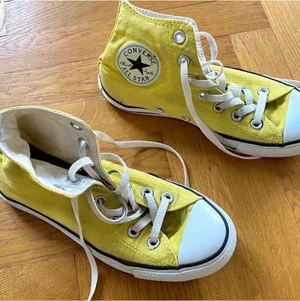 Gula Converse - Skithärliga gula converse som är för små för mig då jag har strl 38/39. Kan frakta. 💛🌞✨ ps de ä bara å pruta
