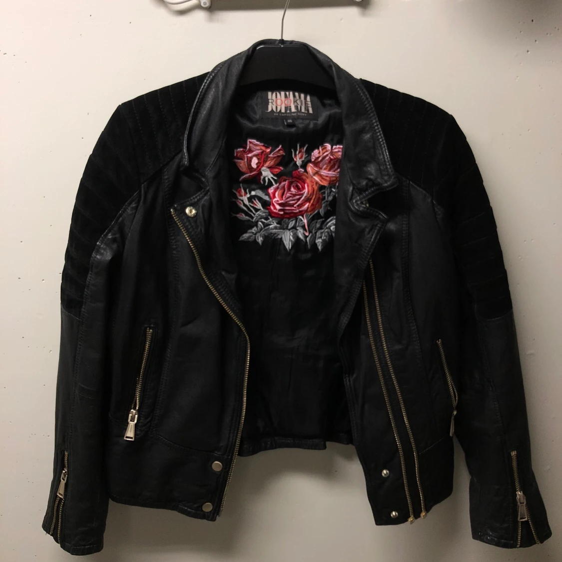 Skinnjacka Disignad av Caroline Roxy